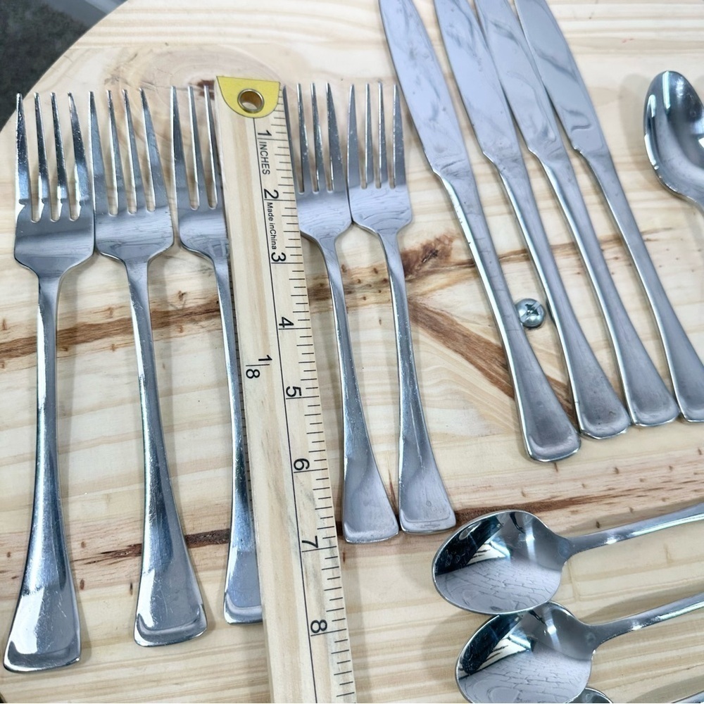 Oneida 16 Piece Stainless Steel Flatware Silverware Emma Set - Picture 15 of 16